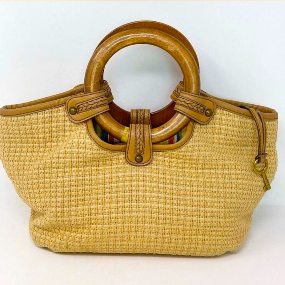 Fossil Handbag

Fossil woven straw tote bag with wooden handles #beachyvibes